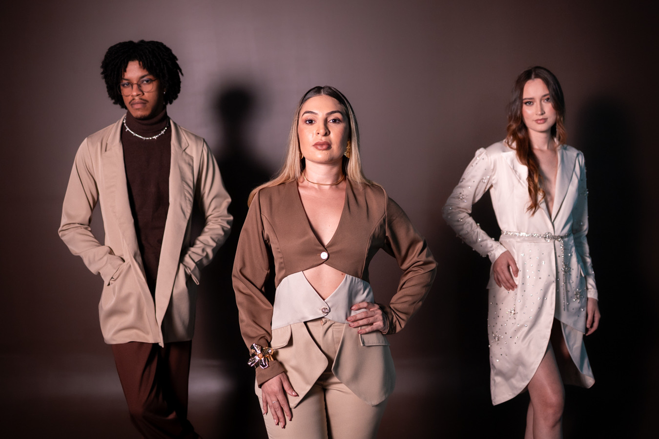 Editorial Metamorfose — alfaiataria nude e off-white